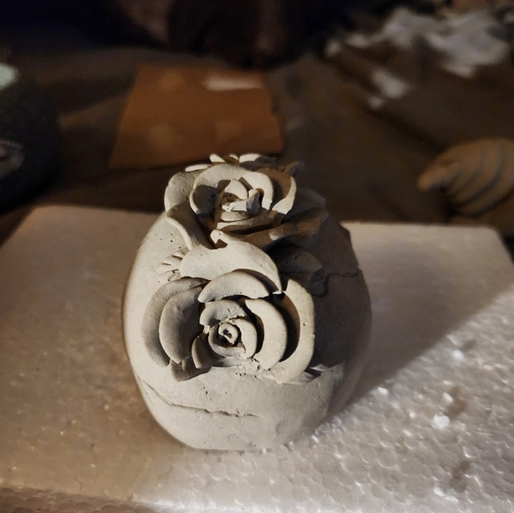 Small skull with rose (unpainted) - Picture 3 of 4